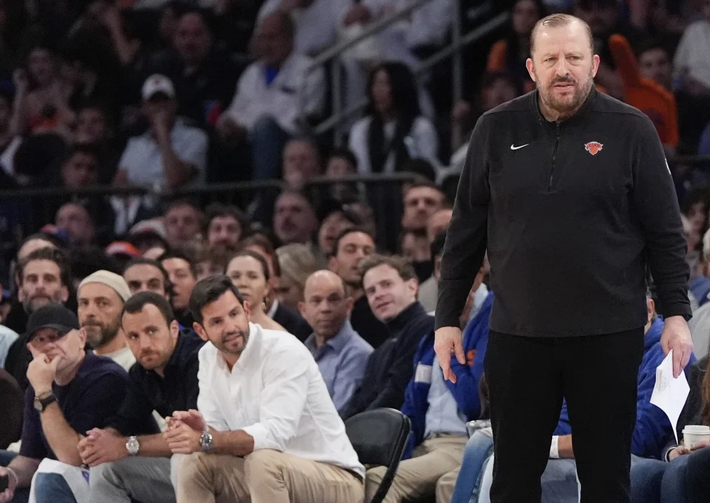 两度荣获NBA年度最佳教练的汤姆-锡伯杜与纽约尼克斯队达成三年续约合同 两度荣获NBA年度最佳教练的汤姆-锡伯杜与纽约尼克斯队达成三年续约合同
