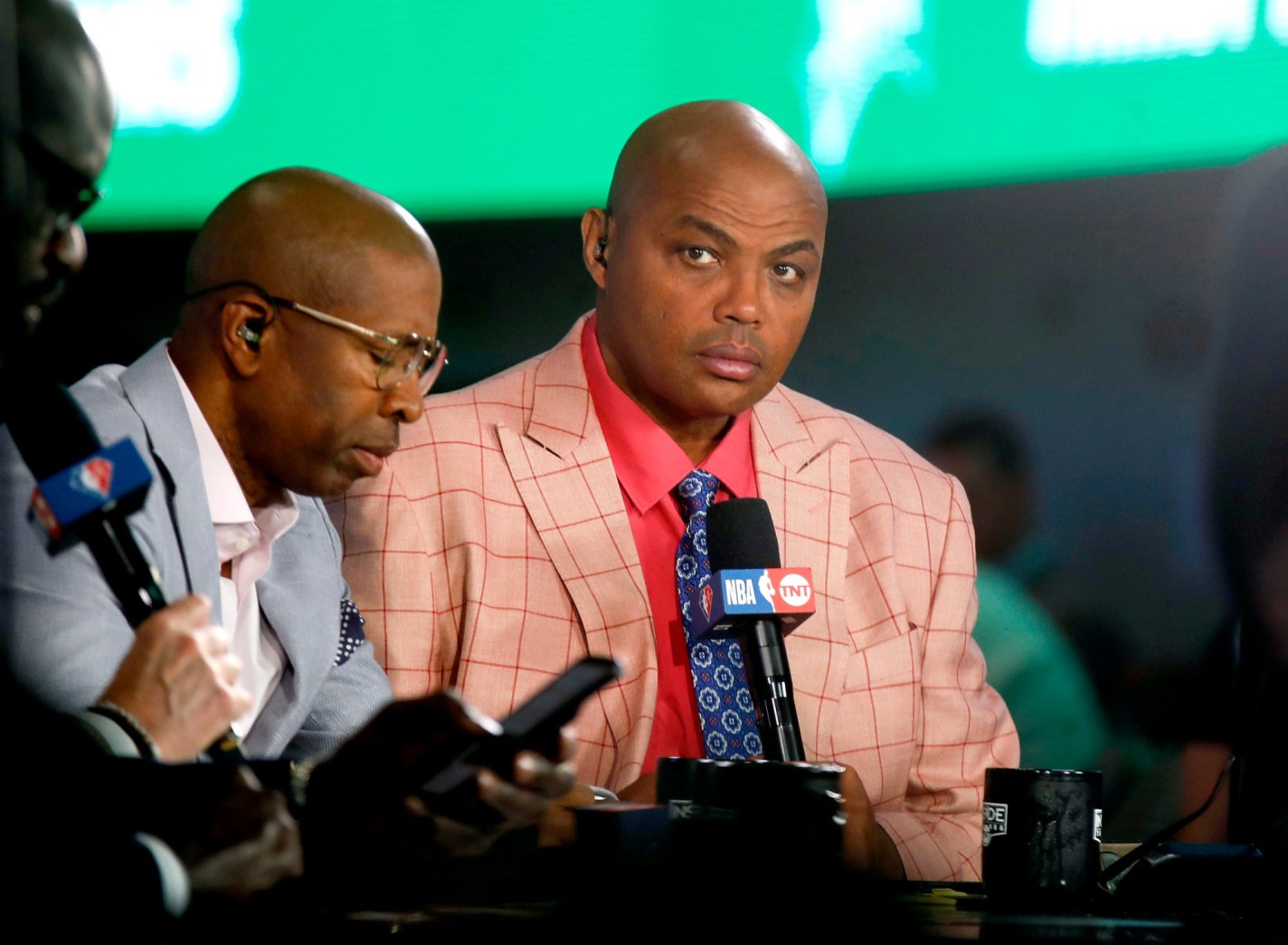 NBA拒绝匹配报价以保持比赛在TNT播出，可能引发法律冲突