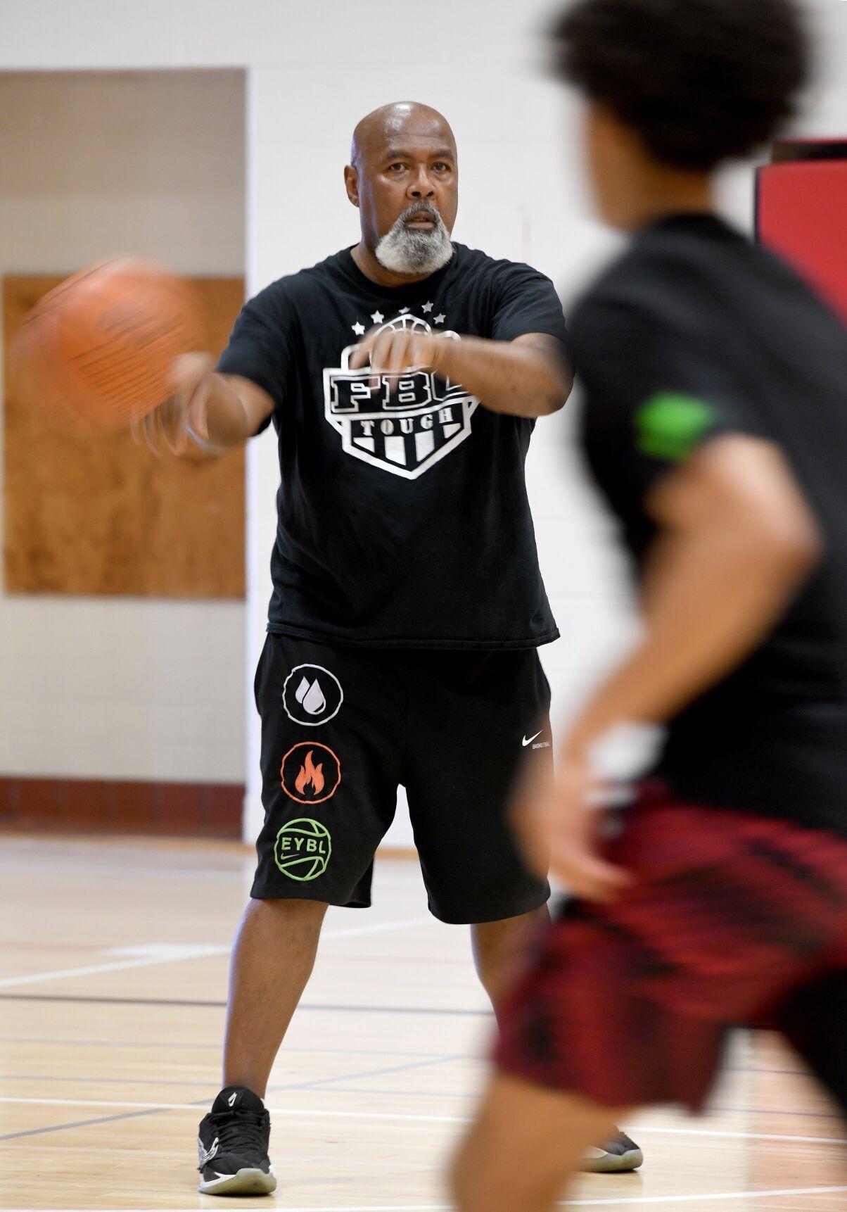 他被汉密尔顿高中的球队开除了现在他是NBA的超级巨星11