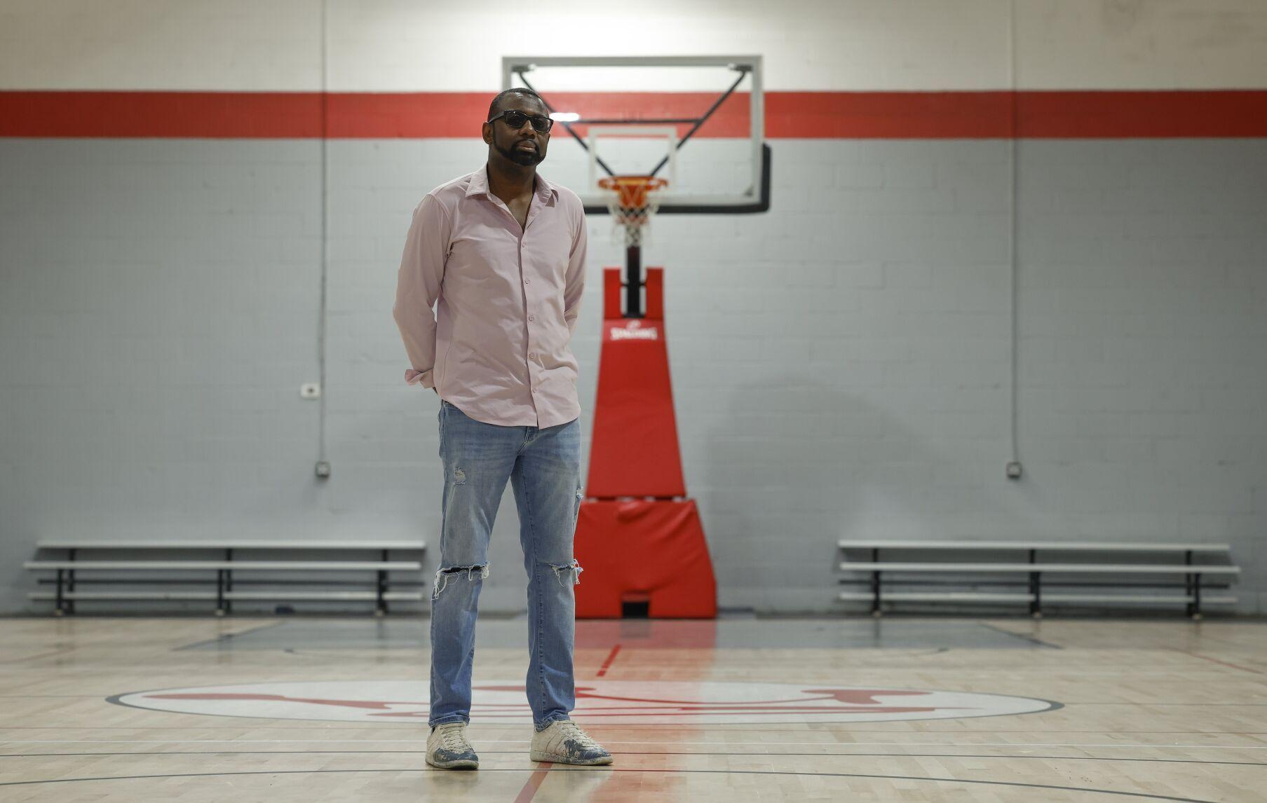 他被汉密尔顿高中的球队开除了现在他是NBA的超级巨星12