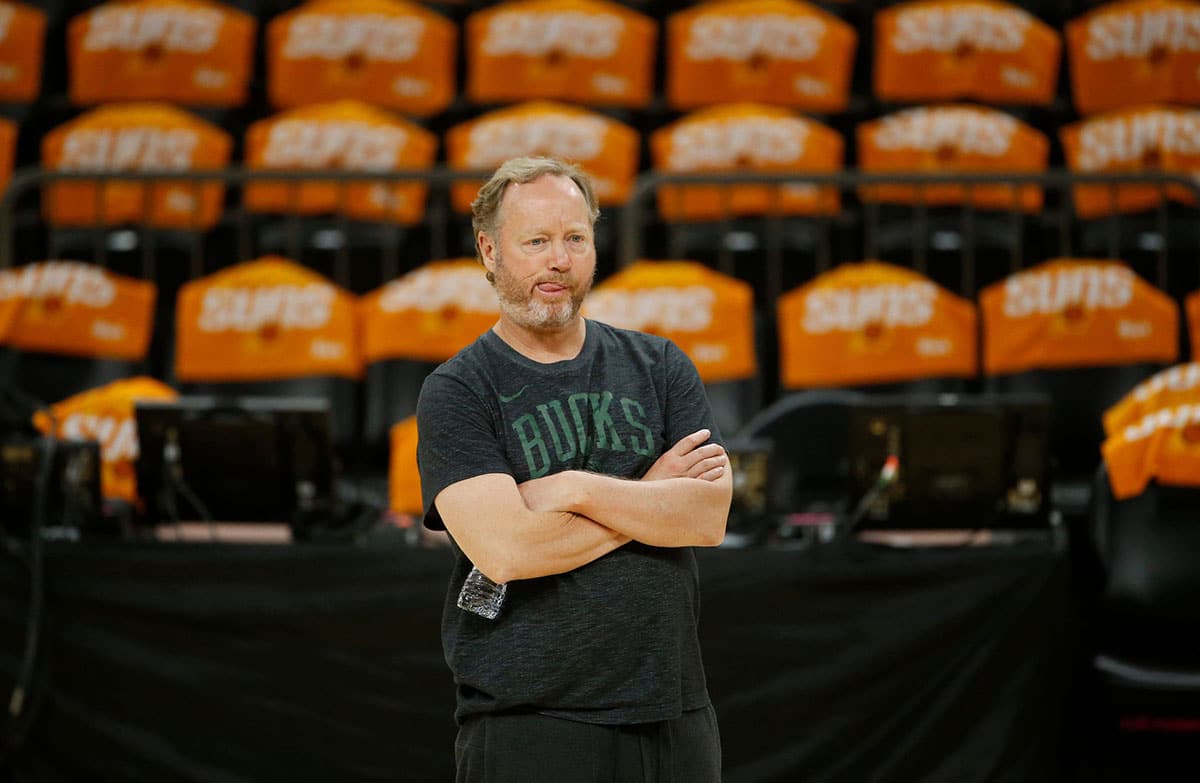 太阳队教练迈克-布登霍尔泽从马刺队前厅挖走两届NBA冠军得主1 太阳队教练迈克-布登霍尔泽从马刺队前厅挖走两届NBA冠军得主1