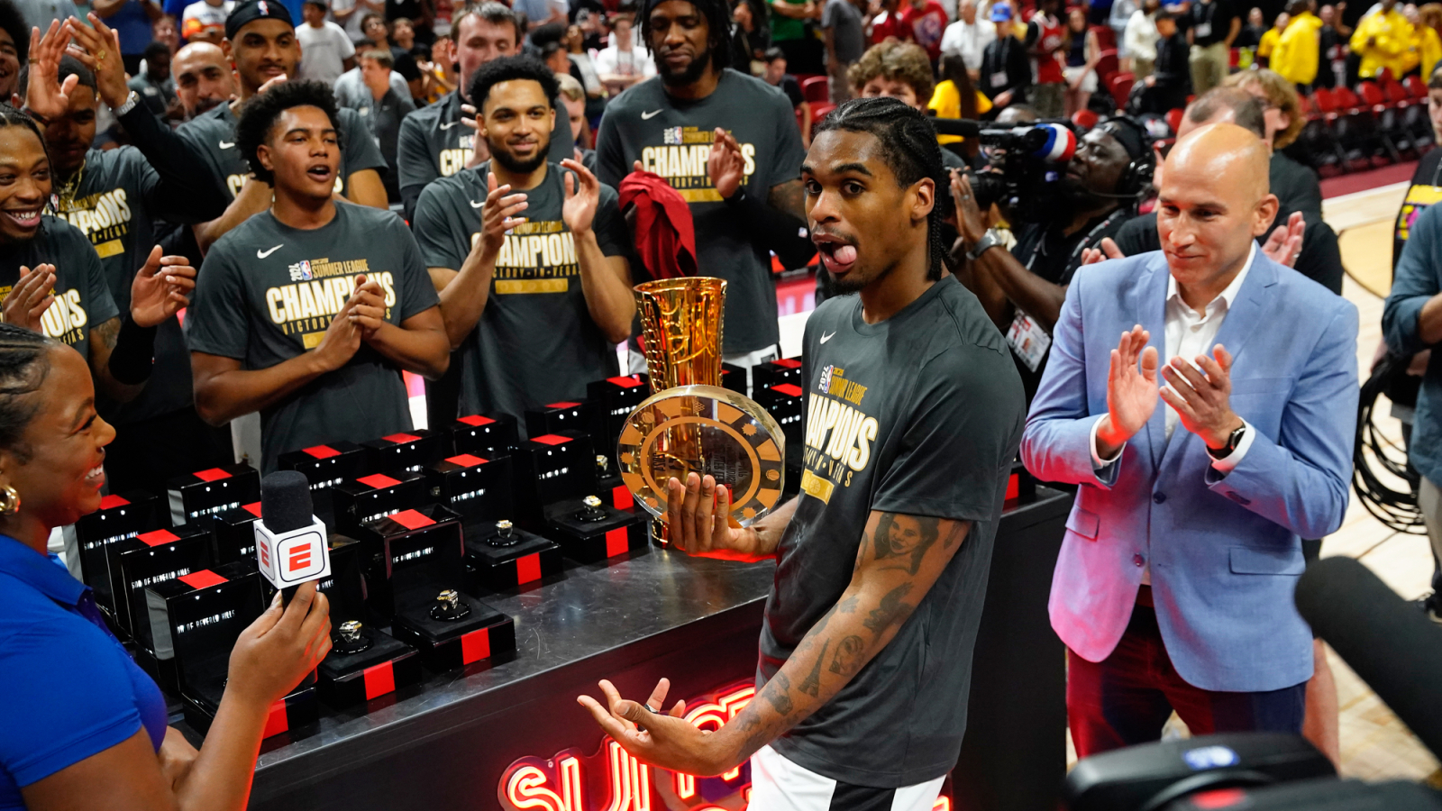 乔什·克里斯托弗在NBA夏季联赛中撞到两名球迷后发表言论 乔什·克里斯托弗在NBA夏季联赛中撞到两名球迷后发表言论