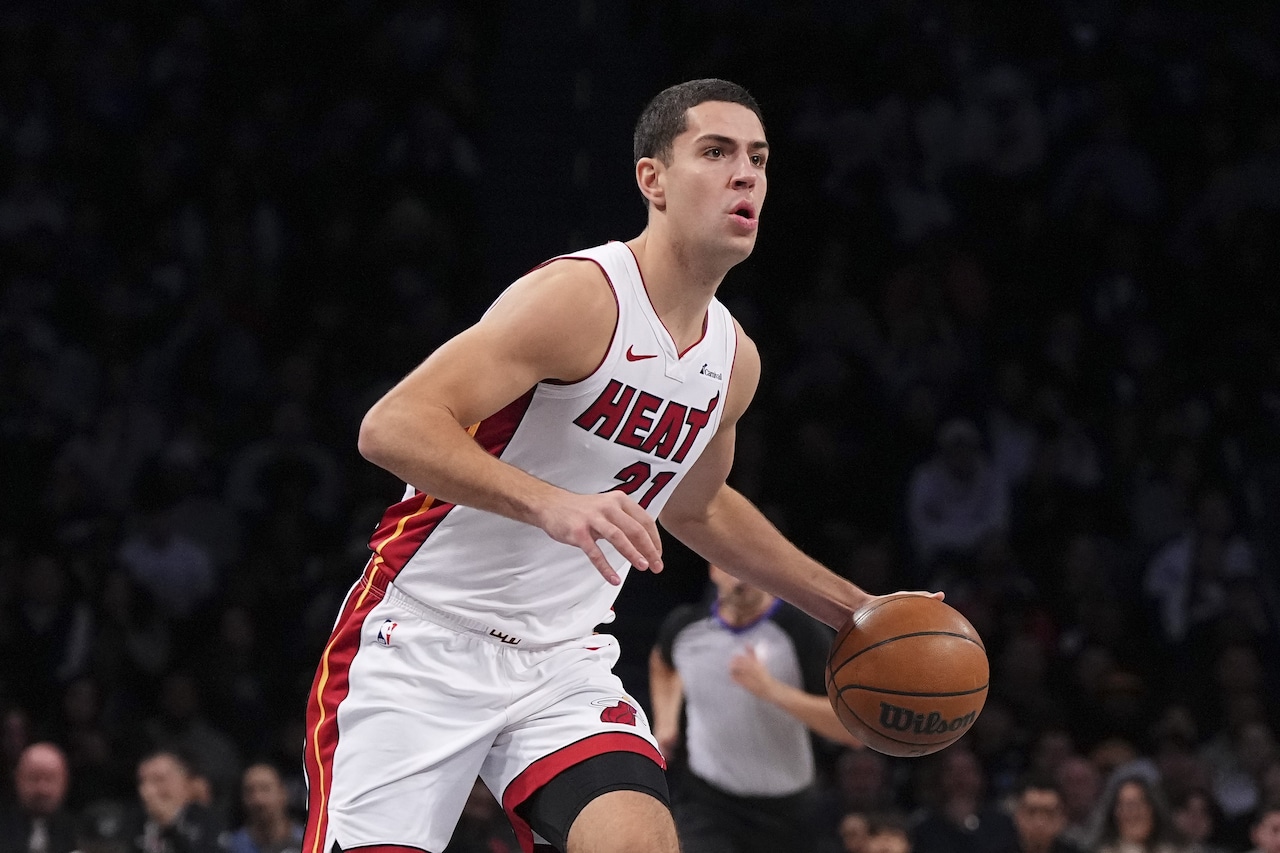 前锡拉丘兹球员科尔·斯维德助迈阿密热火夺得NBA夏季联赛冠军 前锡拉丘兹球员科尔·斯维德助迈阿密热火夺得NBA夏季联赛冠军