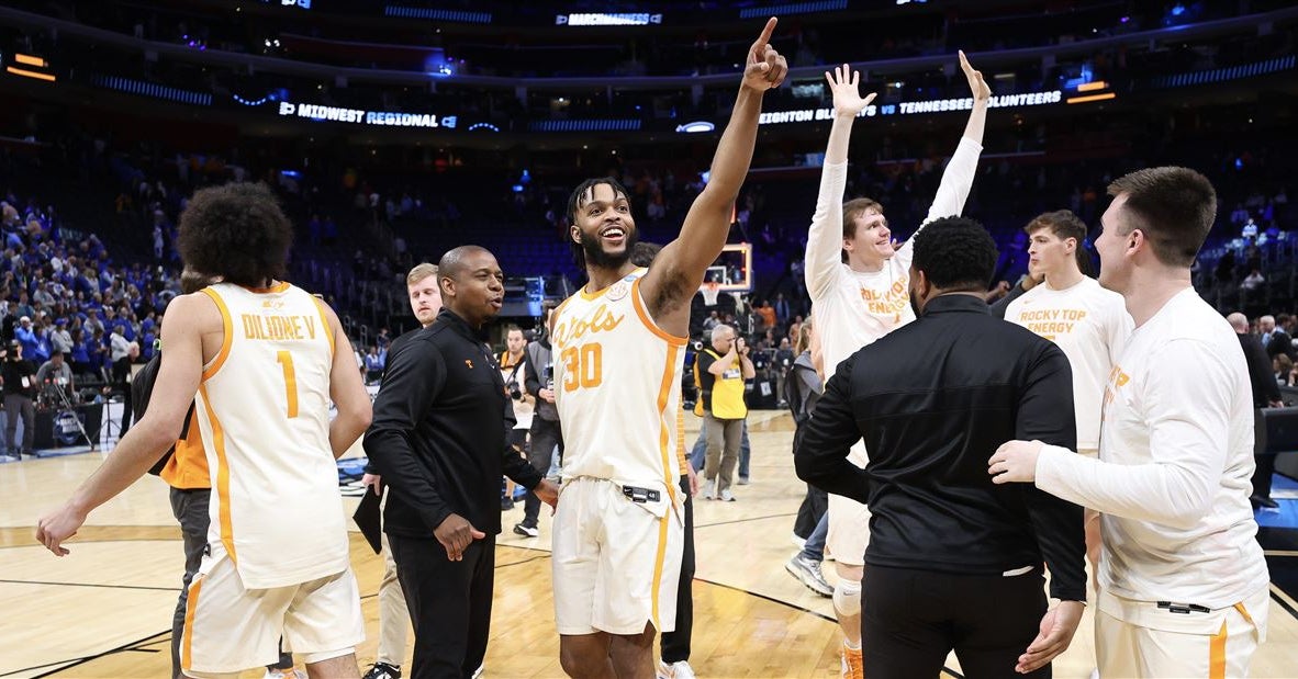 沃尔斯的乔西亚-乔丹-詹姆斯在选秀后与NBA球队签约 沃尔斯的乔西亚-乔丹-詹姆斯在选秀后与NBA球队签约