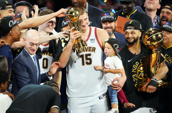 约基奇的双重现实:NBA的荣耀与塞尔维亚的审视 约基奇的双重现实:NBA的荣耀与塞尔维亚的审视