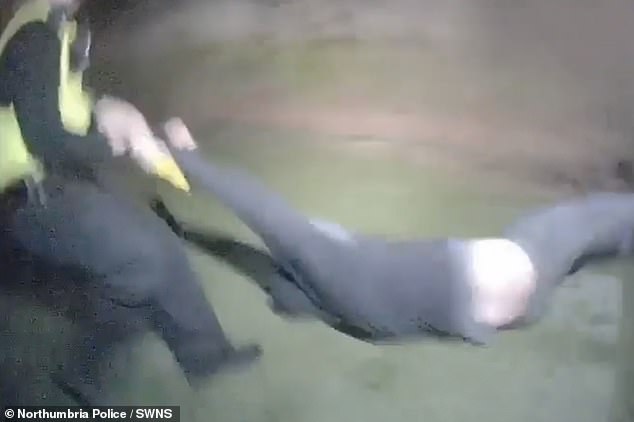 屡犯窃贼再次被警方抓获藏身灌木丛 这已是其出狱数月后第二次被抓1 屡犯窃贼再次被警方抓获藏身灌木丛 这已是其出狱数月后第二次被抓2