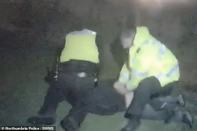 屡犯窃贼再次被警方抓获藏身灌木丛 这已是其出狱数月后第二次被抓3 屡犯窃贼再次被警方抓获藏身灌木丛 这已是其出狱数月后第二次被抓4