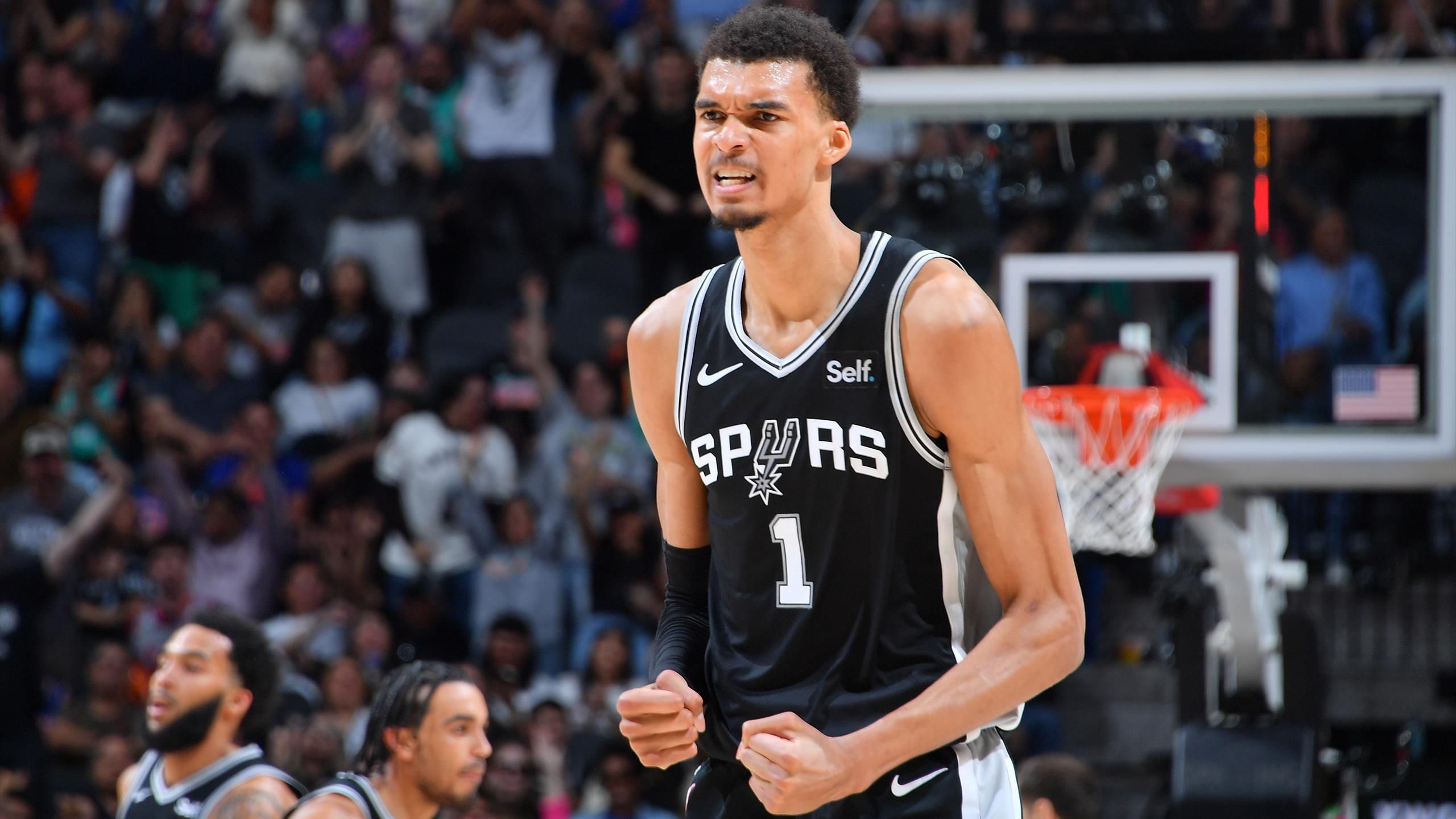 维克托-温班亚马誓在赢得NBA年度最佳新秀后“回馈爱的支持” 维克托-温班亚马誓在赢得NBA年度最佳新秀后“回馈爱的支持”