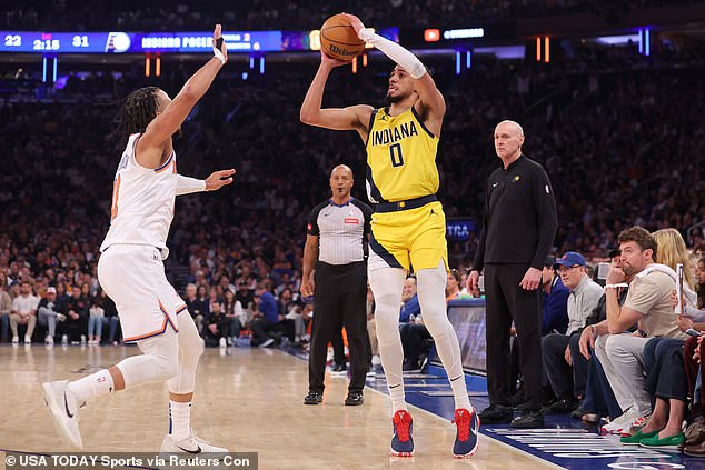 NBA传奇保罗-皮尔斯在尼克斯季后赛出局后踩踏贾伦-布伦森球衣奇怪视频4