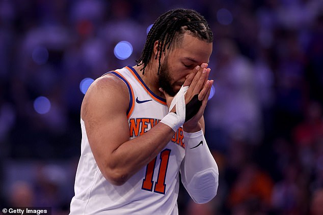NBA传奇保罗-皮尔斯在尼克斯季后赛出局后踩踏贾伦-布伦森球衣奇怪视频5