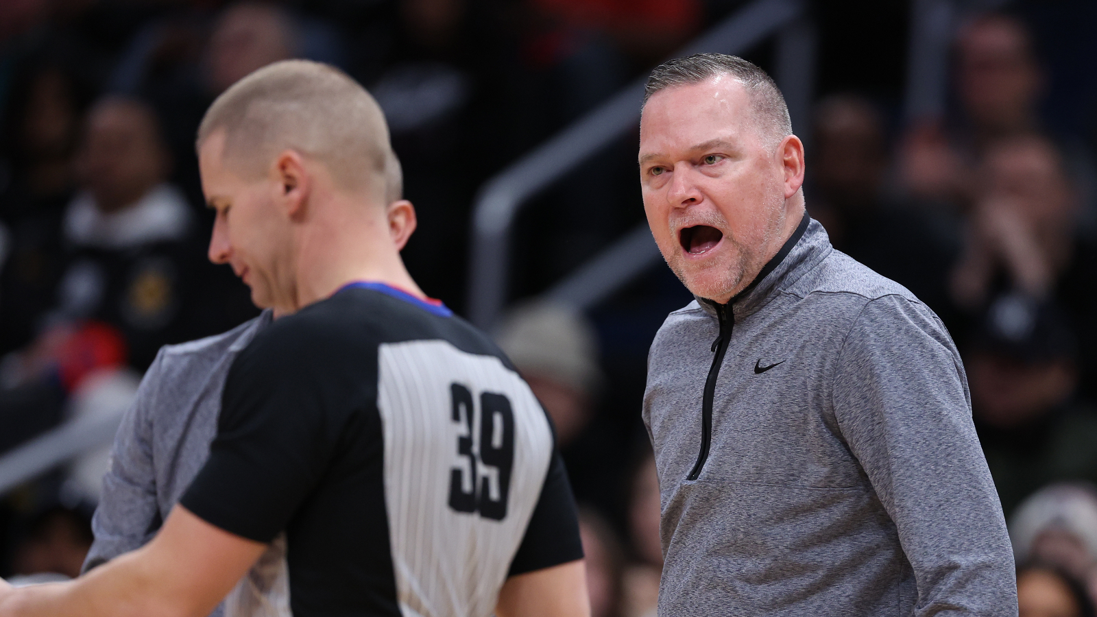 NBA球迷批评掘金队教练迈克尔-马龙在第七场比赛输给森林狼后对待记者的方式 NBA球迷批评掘金队教练迈克尔-马龙在第七场比赛输给森林狼后对待记者的方式